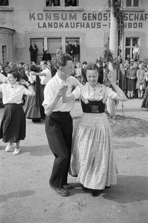 Maibaumwerfen in Radibor : Mejemjetanje w Radworju : Radibor / Radwor