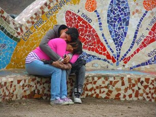Lima-Miraflores - Paar im "Amor Park" : Im "Amor-Park" am Pazifik schmust auf einer Bank vor einem bunten Mosaik ein Pärchen. Aufgenommen am 8. September 2011 in Lima-Miraflores