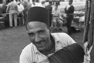 Reisefotos Mittelmeer. Hafenszene (vielleicht in der Türkei). Fesen-Straßenhändler