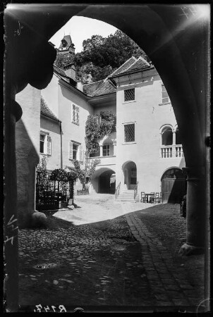 Graz, Österreich. Innenhof. Links oben im Bild der Uhrturm