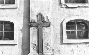 Boxberg/O.L.-Nochten. Kirche, Außenwand, Grabkreuz (gefertigt im Hammerwerk Boxberg?)