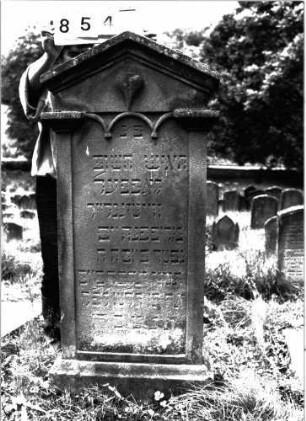 Grabstein 854 (Index: 100099345) Maße HxBxT: 142x56x17 cm Symbolik: Herz: Grabstein 854