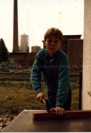 Junge schlägt sich mit dem Hammer auf den Daumen (Prämiertes Foto Altersgruppe bis 14)