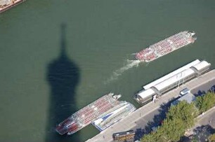 Paris - Eiffelturm : Schatten Turmspitze des Eiffelturmes, Seine-Ausflugsschiff. Paris, 2006