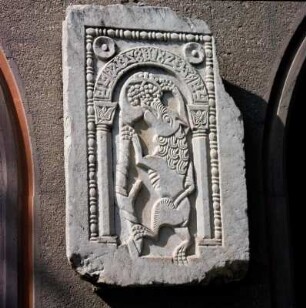 Relief mit einem Trauben fressenden Löwen : Korinth. Archäologisches Museum. Relief mit einem Trauben fressenden Löwen. Marmor; 84 x 57,5 cm (901/1000)