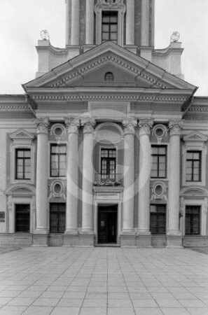 Eingangsportikus der Academia Petrina in Jelgava (Mitau)