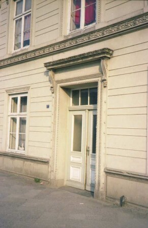 Lübecker Straße 17: traufständige Straßenfront: Detailaufnahme: Eingangstür mit Architrav, Gesims