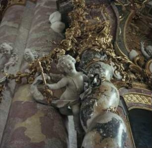 Peter-und-Paulaltar — Putto zwei Schlüssel haltend