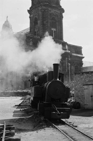 Enttrümmerung im Stadtkern : Dresden-Altstadt, Altmarkt. Trümmerbahn, im Hintergrund Kreuzkirche und Rathausturm
