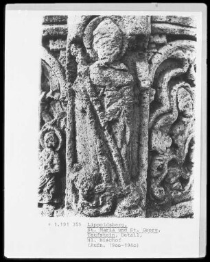 Taufstein mit Heiligenfiguren und Szenen die sich auf die Taufe beziehen — Unbekannter Bischof