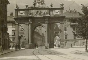 Innsbruck. Triumphpforte am südlichen Ende der Maria-Theresia-Straße