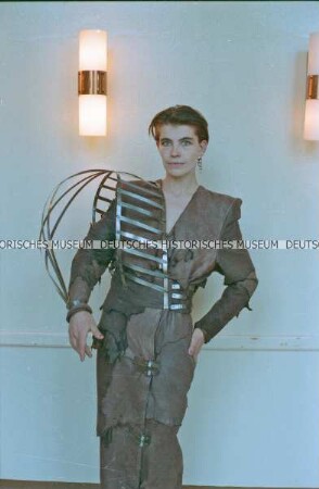 Modell (Sabine von Oettingen) in einem braunen Lederkleid mit Metallbändern der Designergruppe Allerleirauh