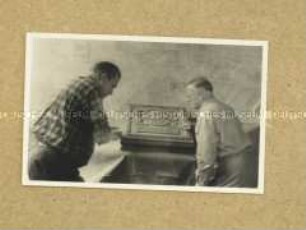 Foto von Heinrich Westerfeld beim Betrachten einer Gedenktafel - Nachlass