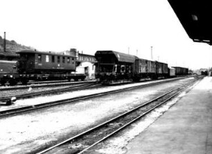 Freital-Hainsberg. Bahnhof (28.6.1855 Eröffnung). Gleisanlage mit abgestellten Güterwagen
