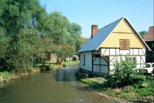 Blick auf die Hasel, rechts Fachwerkscheune direkt am Wasser