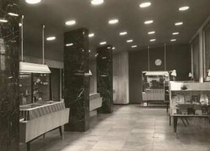 Dresden-Altstadt, Altmarkt Westseite. Fotogeschäft "Ilafot". Verkaufsraum, Erdgeschoß