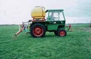 Fotografie: Pflanzenschutz, Feldspritze angebaut, Systemtraktor