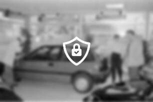 Autohaus [Name maskiert] Höhenkamp: Honda-Vertragshändler: Aktion "Frühstück bei Honda": Ausstellungsraum: Besucher bei Betrachtung von Neuwagen: Mitarbeiterin gibt Informationen