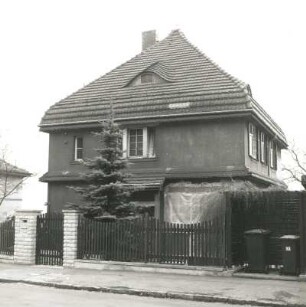 Dresden-Trachenberge, Weinbergstraße 79. Villa (um 1910). Straßenansicht mit Einfriedung