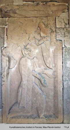 Die Stifterbildnisse der Ostfassade : Demetre wendet sich mit dem Erzengel Michael kniend zu Christus im mittleren Relief