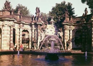 Dresdner Zwinger. Nymphenbad : Dresden-Altstadt. Nymphenbad im Zwinger (1709-1728; M. D. Pöppelmann, B. Permoser)
