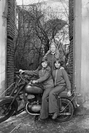 Berlin. Jugendliche auf einem Motorrad sitzend