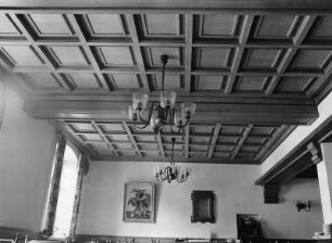 Hölzerne Kassettendecke