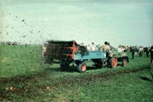 Fotografie: Gartenbautechnik-Freiland, Düngung, Miststreuer