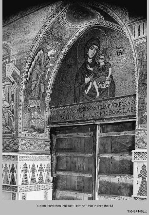 Mosaikprogramm : Mosaikbilder im Langhaus : Westwand : Portallünette: Maria mit Kind, verehrt von Engeln