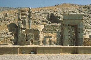 Persepolis. Blick von der Stadt zum Grab Artaxerxes II.