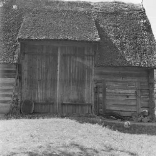 Strohgedecktes Blockhaus auf der Willischza, ein Höhenzug in Burg. : Ze słomu kryty kładźity statok na hórčinje Wilišća w Bórkowach.