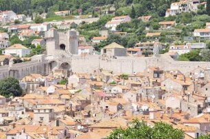 Dubrovnik - Stadtmauer : Die historische Stadtmauer umschließt die Altstadt. Aufgenommen am 2. Juli 2010 in Dubrovnik