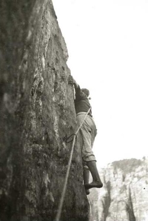Sächsische Schweiz. Rathener Felsgebiet, Talwächter. K. Gonda im Quergang der NO-Wand (VII b)