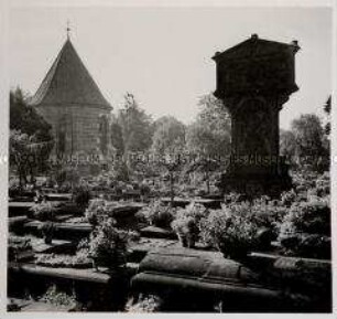 Nürnberg, Friedhof St. Johannis, Blick zur Holzschuher-Kapelle