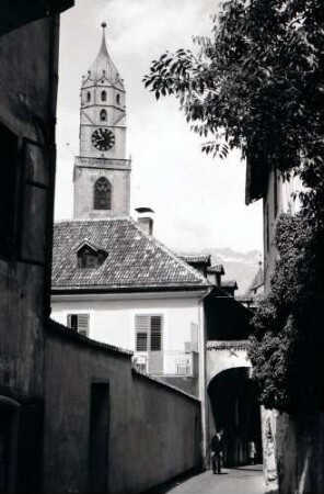 Meran: Hallergasse mit Kirchturm