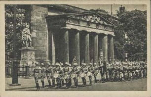 Berlin. Die Wache zieht auf. Am Ehrenmal [R].