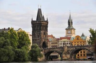 Brückenturm in Prag : Der Altstädter Brückenturm der Prager Karlsbrücke (links) und ein Teil der Karlsbrücke, aufgenommen 2008