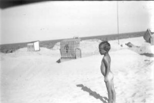Kleiner Junge am Ostseestrand