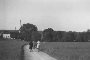 Drei Frauen auf einem Spaziergang in Dresden-Laubegast