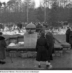 13. Februar/VVN (Vereinigung der Verfolgten des Naziregimes); Johannisfriedhof; Neues Ehrenmal Heidefriedhof; Schill mit Vietnamesen, Oberbürgermeister von Bombay, Technische Universität Ehrenmal; Keglerheim; VVN-Treffen im Astoria (Ausländer)