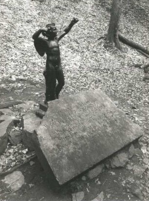 Denkmal Amors : Denkmal Amors (ehemals Tempel des Amor). Eisenguß, Sandstein; Höhe 112 cm (Figur), 90 x 120 cm (Platte) (1781/1795). Seifersdorf bei Radeberg, Seifersdorfer Tal