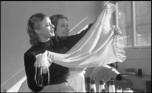 Freiburg: Rhodiaceta, zwei Mädchen mit Nylon-Unterwäsche, nebeneinander