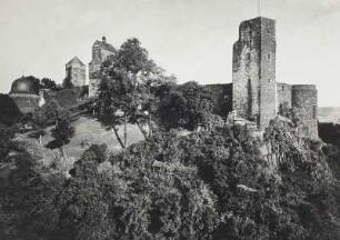 Stolpen. Burg. Schösserturm (1476/1487), Johannisturm (1509), Seigerturm (um 1509) und Siebenspitzenturm (1451/1476) von Nordwest
