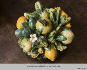 Drei Körbe mit Obst und Blumen