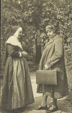 [Frau mit Ordensschwester]