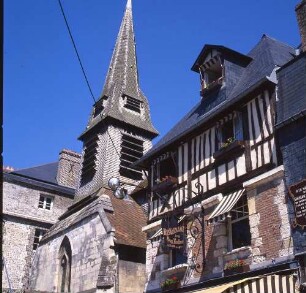 Frankreich. Honfleur. Blick auf den separaten Glockenturm der Holzkirche Saint-Catherine (15.-16. Jh.)