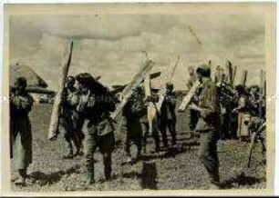 Kriegsgefangene beim Brückenbau in der Ukraine