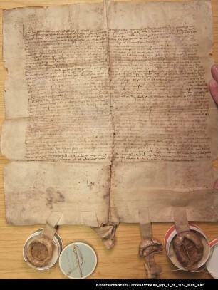 Testament des Edo Boing in Gödens = OUB III, Nr. 587, S. 149 Anhängende Siegel 1 beschädigt erhalten, 2 bis 4 verloren, 5 beschädigt erhalten