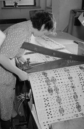 Herstellung von Spielkarten in der Altenburger Spielkartenfabrik