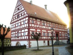 Stadtbild-Altes Rathaus über Traufseite Nord querab mit Fachwerk-Obergeschossen auf steinernem Stock